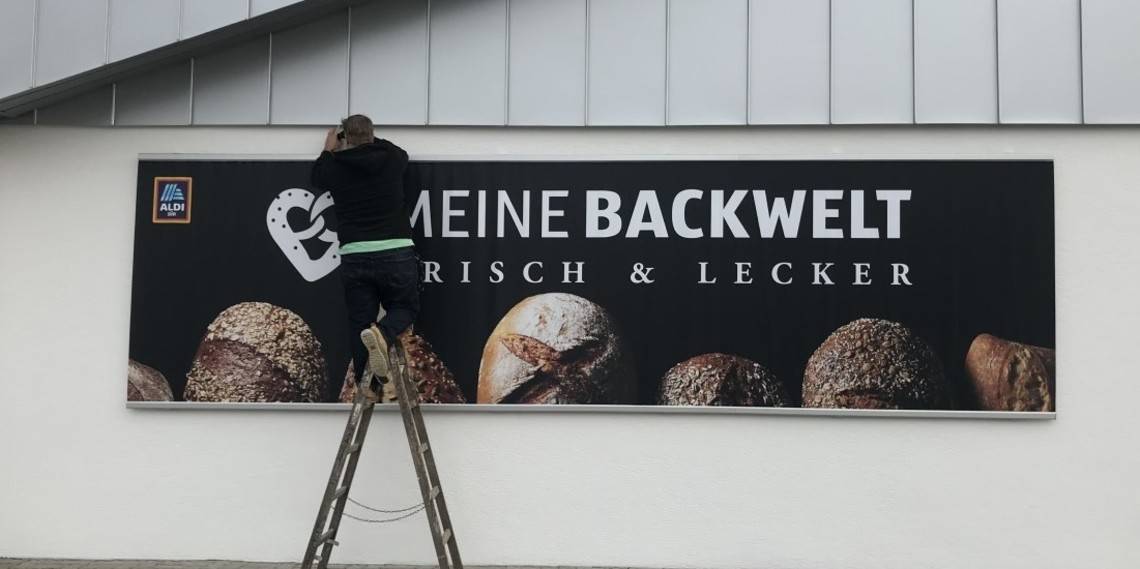 ALDI Süd Montage von Outdoorbanner